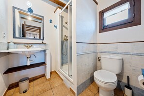 Shower, free toiletries, towels