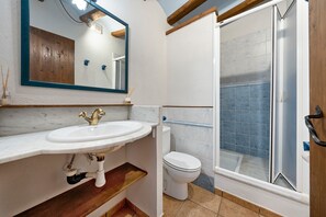 Douche, articles de toilette gratuits, serviettes fournies