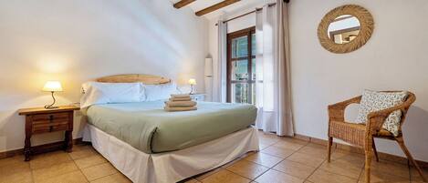 6 bedrooms, iron/ironing board, free WiFi, bed sheets