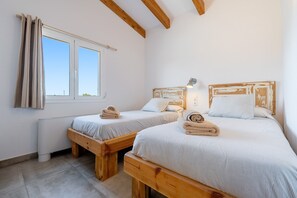 4 bedrooms, iron/ironing board, free WiFi, bed sheets - Holiday Home 'Mas Midó' with Mountain View, Wi-Fi and Air Conditioning (Sant Jaume d'Enveja)
