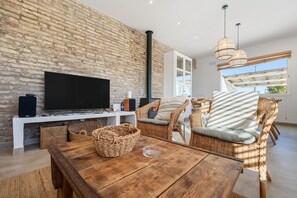 TV, fireplace
