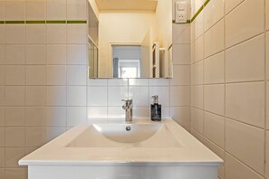 Een douche, een haardroger, handdoeken