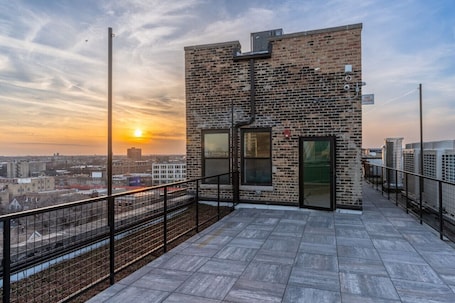 Terrace/patio. Regal Stylish Loft Rooftop|13 mins DT |4 mins Lake