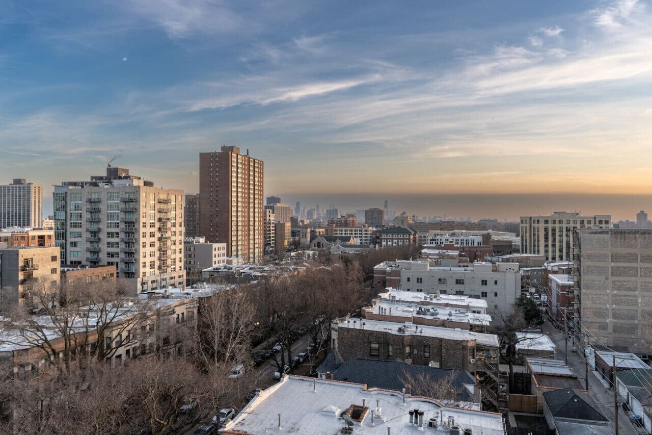 Paisagem urbana com diversos edifícios, incluindo apartamentos e estruturas comerciais.