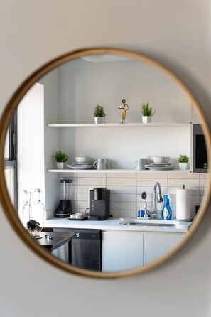 Frigorífico, microondas, horno y placa de cocina