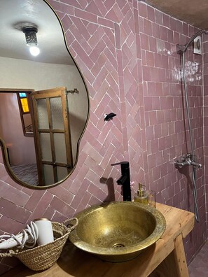 Sèche-cheveux, serviettes fournies, savon, shampoing