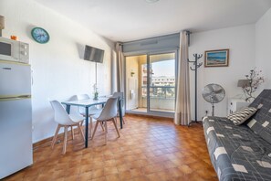 Interior - Studio for 4 People with Balcony, 10 Minutes from the Beach, in the Heart of the Village (Saint-Mandrier-sur-Mer)