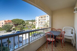 Outdoor dining - Studio for 4 People with Balcony, 10 Minutes from the Beach, in the Heart of the Village (Saint-Mandrier-sur-Mer)