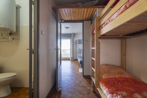 1 habitación, tabla de planchar con plancha y wifi 