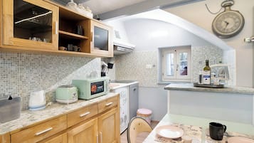 Réfrigérateur, micro-ondes, plaque de cuisson, cafetiÚre/bouilloire