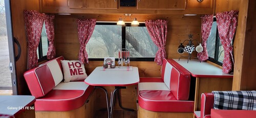  New Vintage Trailer on 40 acre horse ranch close to wineries and fun outings.