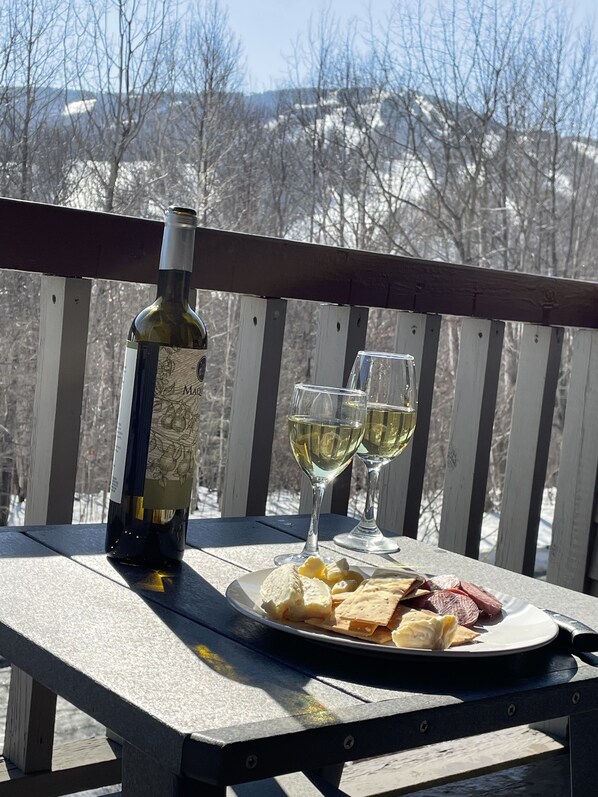 Outdoor dining - Gorgeous ski retreat apartment with fireplace and Mountain View. (Dover)