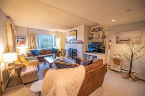 Smart TV, fireplace - Gorgeous ski retreat apartment with fireplace and Mountain View. (Dover)