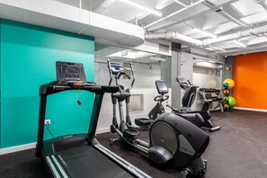 Fitness facility - Elegant Style Loft Montrose Beach Rooftop WFH Gym (Chicago)