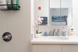 Hair dryer, towels - Elegant Style Loft Montrose Beach Rooftop WFH Gym (Chicago)