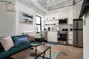 Smart TV - Elegant Style Loft Montrose Beach Rooftop WFH Gym (Chicago)