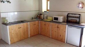 Køleskab, mikrobølgeovn, kogeplade, opvaskemaskine