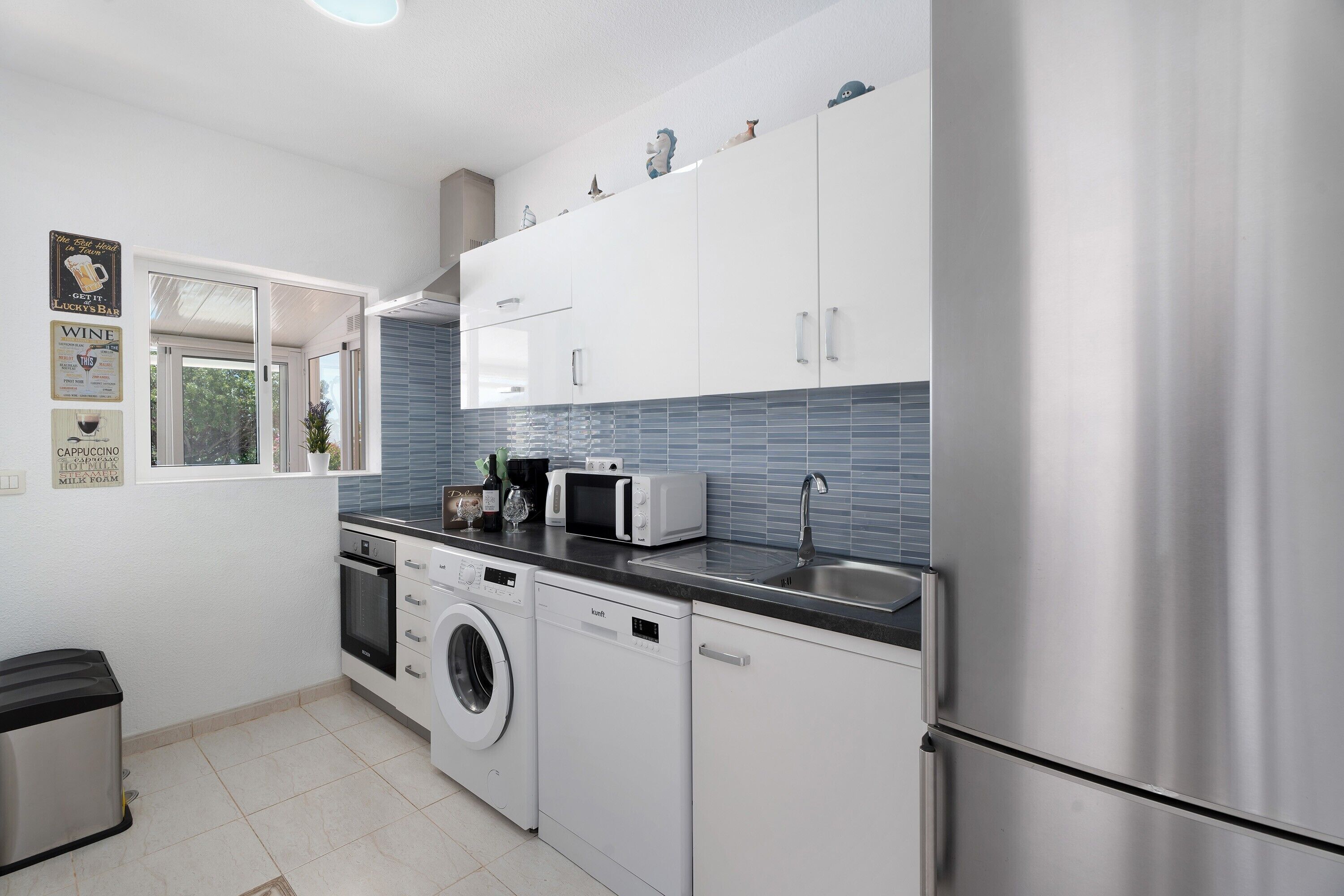 Réfrigérateur, micro-ondes, four, plaque de cuisson