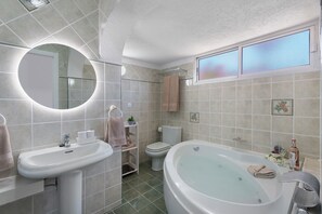 Een douche, een haardroger, handdoeken