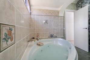 Een douche, een haardroger, handdoeken