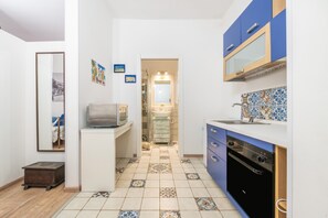 Refrigerador, microondas, horno, cafetera/tetera