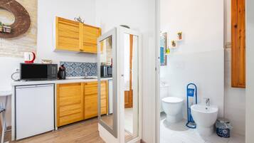 KĂŒhlschrank, Mikrowelle, Ofen, Wasserkocher mit Kaffee-/Teezubehör