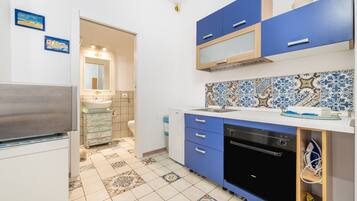 Fridge, microwave, oven, coffee/tea maker