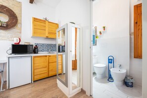 Kylskåp, mikrovågsugn, ugn och kaffe- och tebryggare