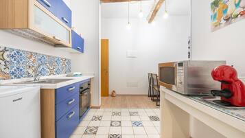 Refrigerador, microondas, horno y cafetera y tetera