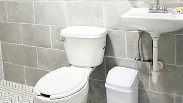 Amenidades de baño gratuitas, toallas, papel de baño