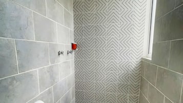 Amenidades de baño gratuitas, toallas, papel de baño