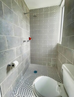 Produtos de toalete grátis, toalhas de banho, papel higiênico