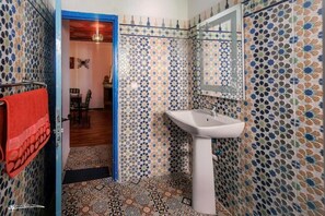 Jetted bath, rainfall showerhead, hair dryer, bathrobes - DAR Casa Plasa Grande CHEFCHAOUEN (Chefchaouen)