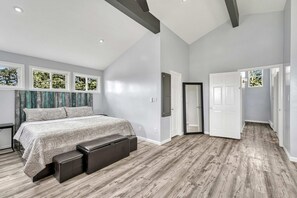 3 Schlafzimmer, Schreibtisch, Bügeleisen/Bügelbrett, WLAN