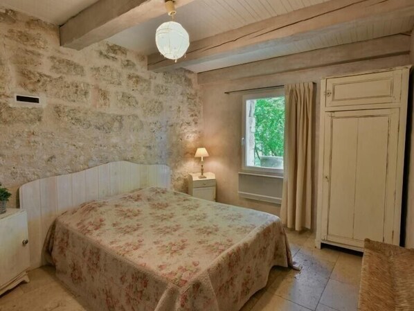 4 bedrooms, iron/ironing board, free WiFi, bed sheets - Charming Gîte in Fargues (Prayssac/Montcuq) with Pool & Spa (BAGAT EN QUERCY)