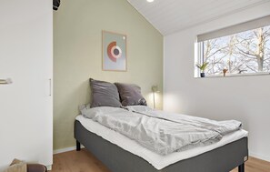 4 bedrooms, travel crib, free WiFi
