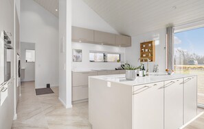 Frigorífico, lavavajillas y cafetera o tetera