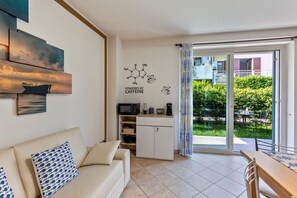 TV - Bright  apartment 'Bluemoon' with Pool, Wi-Fi and Air Conditioning (LAZISE)