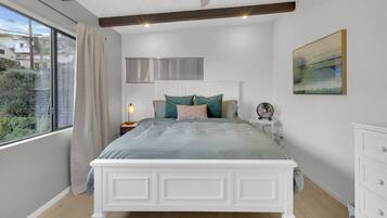 5 sovrum, skrivbord, strykjärn/strykbräda och resesäng