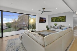 Smart TV, fireplace, video games, table football - The Gem of Mission Hills: Luxury 5BR Home with Luxe Amenities and views` (San Diego)
