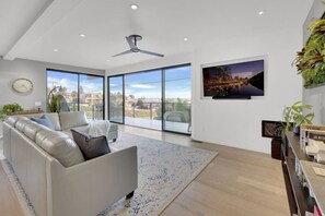 Älytelevisio, videopelejä, pöytäjalkapallopöytä, työhuone