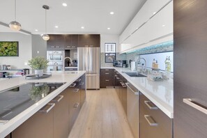 Jääkaappi, mikroaaltouuni, uuni, liesi