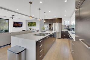 Refrigerador, microondas, horno, placa de cocina