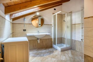 Douche, sèche-cheveux, serviettes fournies