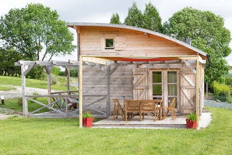 Outdoor dining. Chalet '5 Pers Landeleau 2kms Canal' with Private Terrace and Shared Garden