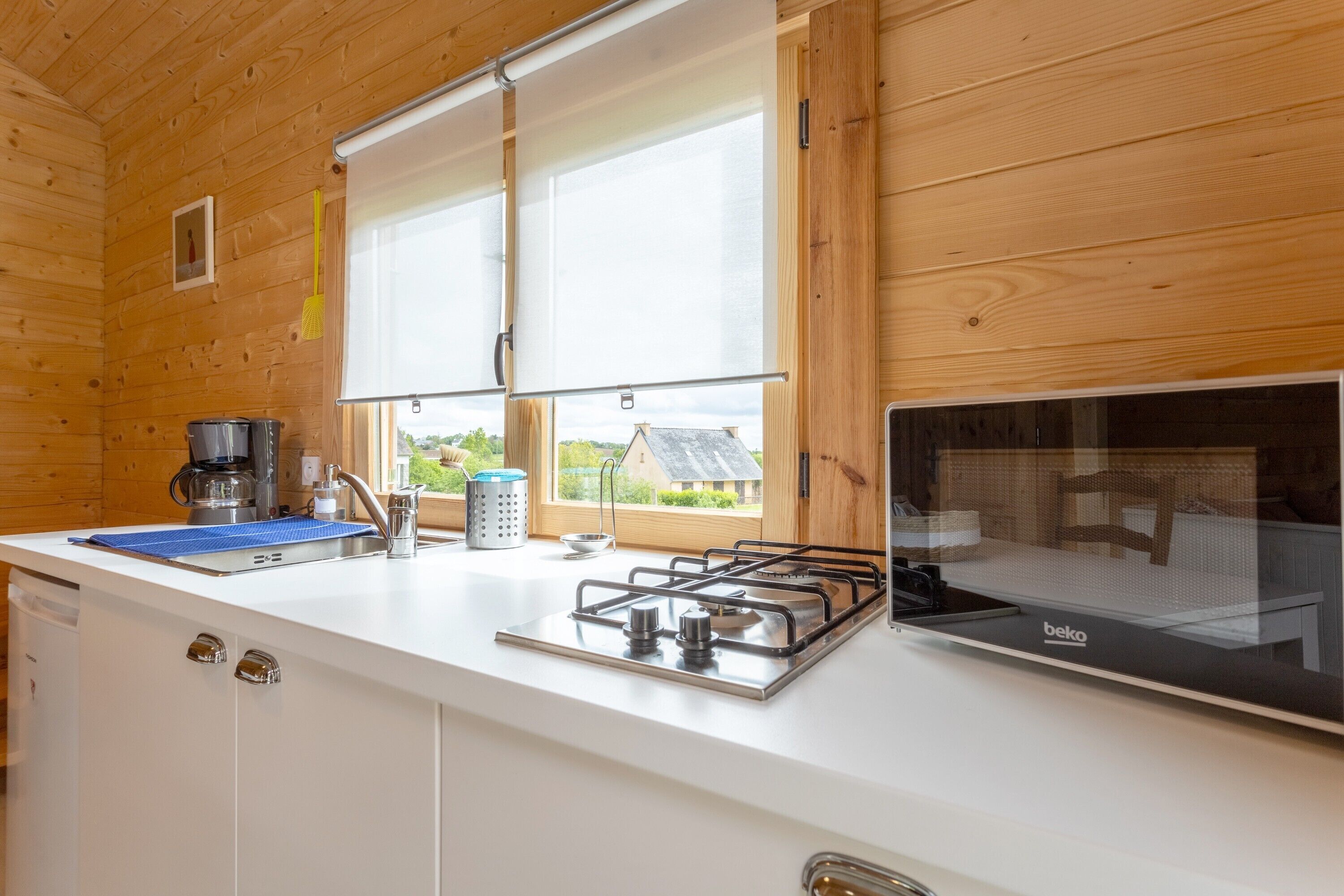 Réfrigérateur, micro-ondes, plaque de cuisson, cafetière/bouilloire