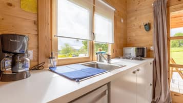 Réfrigérateur, four à micro-ondes, surface de cuisson, cafetière-théière