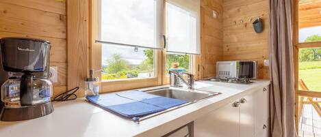 Réfrigérateur, micro-ondes, plaque de cuisson, cafetiÚre/bouilloire