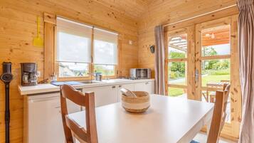 Een koelkast, een microgolfoven, een kookplaat