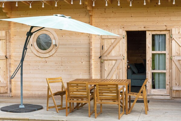 Outdoor dining - Chalet '4 Pers Landeleau 2kms Canal' with Private Terrace (Landeleau)